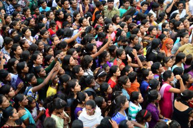 Amravati, Maharashtra, Hindistan - 24 Ağustos - Hindistan 'ın Maharashtra kentinde Tanrı Krishna' nın doğumunu kutlamak için Dahi Handi festivalinde 