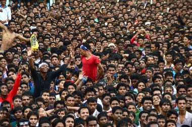Amravati, Maharashtra, Hindistan - 24 Ağustos - Hindistan 'ın Maharashtra kentinde Tanrı Krishna' nın doğumunu kutlamak için Dahi Handi festivalinde 