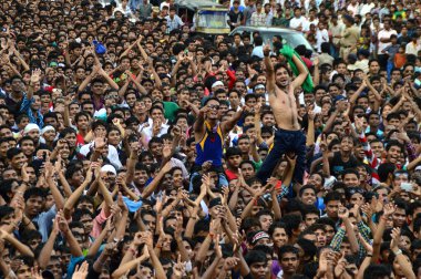 Amravati, Maharashtra, Hindistan - 24 Ağustos - Hindistan 'ın Maharashtra kentinde Tanrı Krishna' nın doğumunu kutlamak için Dahi Handi festivalinde 