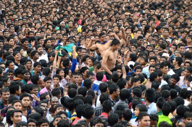 Amravati, Maharashtra, Hindistan - 24 Ağustos - Hindistan 'ın Maharashtra kentinde Tanrı Krishna' nın doğumunu kutlamak için Dahi Handi festivalinde 