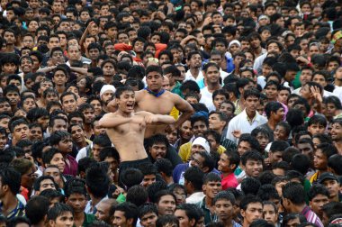 Amravati, Maharashtra, Hindistan - 24 Ağustos - Hindistan 'ın Maharashtra kentinde Tanrı Krishna' nın doğumunu kutlamak için Dahi Handi festivalinde 
