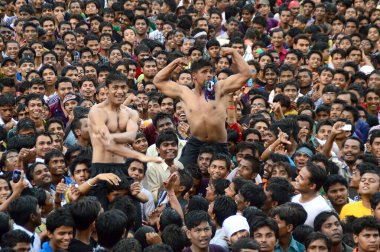 Amravati, Maharashtra, Hindistan - 24 Ağustos - Hindistan 'ın Maharashtra kentinde Tanrı Krishna' nın doğumunu kutlamak için Dahi Handi festivalinde 