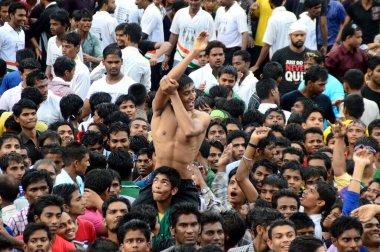 Amravati, Maharashtra, Hindistan - 24 Ağustos - Hindistan 'ın Maharashtra kentinde Tanrı Krishna' nın doğumunu kutlamak için Dahi Handi festivalinde 