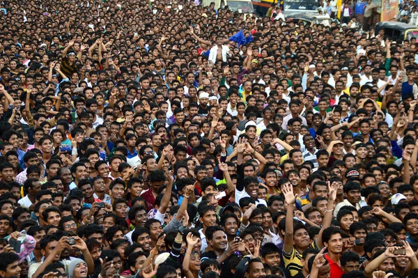 Amravati, Maharashtra, Hindistan - 24 Ağustos - Hindistan 'ın Maharashtra kentinde Tanrı Krishna' nın doğumunu kutlamak için Dahi Handi festivalinde "Govinda" eğlenen gençler topluluğu. 24 Ağustos 2014 — Stok fotoğraf