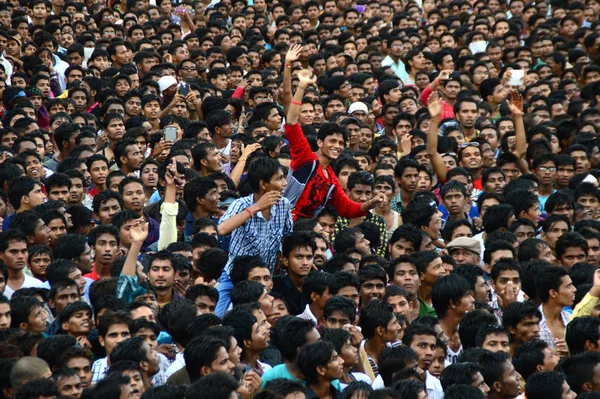 АМРАВАТИ, МАХАРАШТРА, Индия - 24 августа: Толпа молодых людей, наслаждающихся "Говиндой" на фестивале "Дахи Ханди", чтобы отпраздновать день рождения Кришны в Амравати, Махараштра, Индия. 24 августа 2014 года — стоковое фото