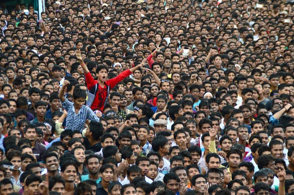 AMRAVATI, MAHARASHTRA, INDIA - 24 DE AGOSTO: Multitud de jóvenes disfrutando de "Govinda" en el festival Dahi Handi para celebrar el Nacimiento de Dios Krishna en Amravati, Maharashtra, India. 24 agosto 2014 —  Fotos de Stock