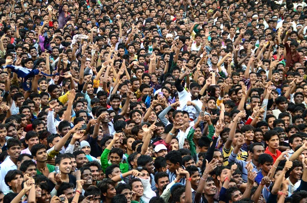 Amravati, Maharashtra, India - 24 augustus: Een menigte jongeren geniet van "Govinda" op Dahi Handi festival om God Krishna 's Geboorte te te vieren in Amravati, Maharashtra, India. 24 augustus 2014 — Stockfoto