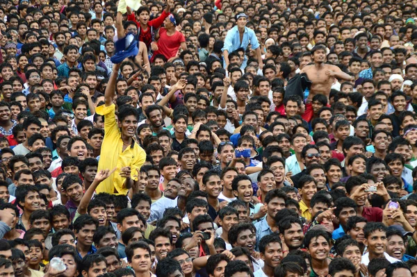 AMRAVATI, MAHARASHTRA, INDIA - 24 DE AGOSTO: Multitud de jóvenes disfrutando de "Govinda" en el festival Dahi Handi para celebrar el Nacimiento de Dios Krishna en Amravati, Maharashtra, India. 24 agosto 2014 —  Fotos de Stock