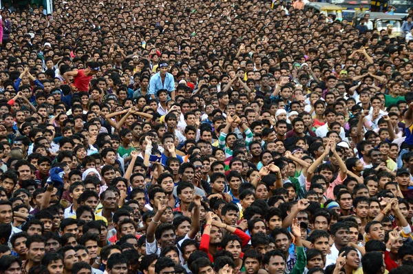 Amravati, Maharashtra, Indie - 24 sierpnia: Tłum młodych ludzi cieszących się "Govinda" na festiwalu Dahi Handi świętować narodziny Boga Kryszny w Amravati, Maharashtra, Indie. 24 sierpnia 2014 — Zdjęcie stockowe