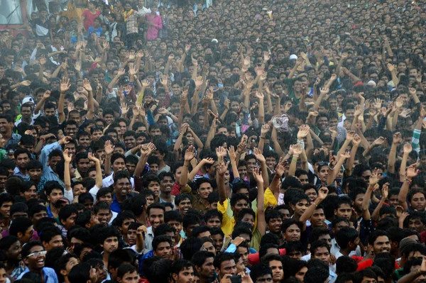 AMRAVATI, MAHARASHTRA, ÍNDIA - 24 DE AGOSTO: Multidão de jovens desfrutando de "Govinda" no festival Dahi Handi para celebrar o nascimento de Deus Krishna em Amravati, Maharashtra, Índia. 24 Agosto 2014 — Fotografia de Stock