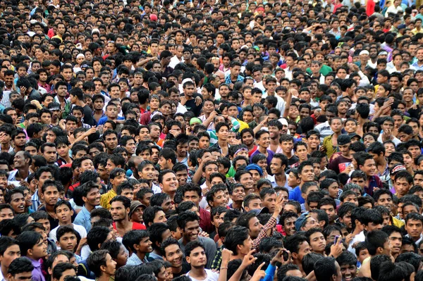 AMRAVATI, MAHARASHTRA, ÍNDIA - 24 DE AGOSTO: Multidão de jovens desfrutando de "Govinda" no festival Dahi Handi para celebrar o nascimento de Deus Krishna em Amravati, Maharashtra, Índia. 24 Agosto 2014 — Fotografia de Stock