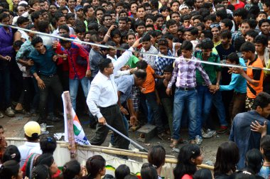 Amravati, Maharashtra, Hindistan - 24 Ağustos - Hindistan 'ın Maharashtra kentinde Tanrı Krishna' nın doğumunu kutlamak için Dahi Handi festivalinde 