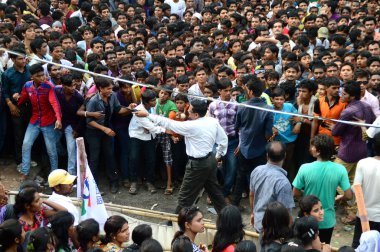 Amravati, Maharashtra, Hindistan - 24 Ağustos - Hindistan 'ın Maharashtra kentinde Tanrı Krishna' nın doğumunu kutlamak için Dahi Handi festivalinde 