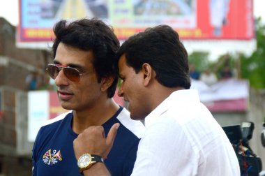 Amravati, Maharashtra, Hindistan - 24 Ağustos: Bollywood Aktörü Sonu Sood, Mla Ravi Rana ve Navneet Kaur Rana 24 Ağustos 2014 tarihinde Hindistan 'ın Amravati kentinde düzenlenen Dahi Handi festivalinde 