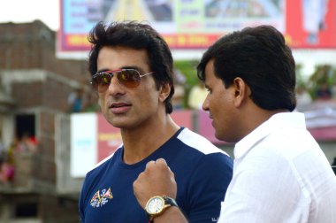 Amravati, Maharashtra, Hindistan - 24 Ağustos: Bollywood Aktörü Sonu Sood, Mla Ravi Rana ve Navneet Kaur Rana 24 Ağustos 2014 tarihinde Hindistan 'ın Amravati kentinde düzenlenen Dahi Handi festivalinde 