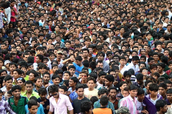 Amravati, Maharashtra, Hindistan - 24 Ağustos - Hindistan 'ın Maharashtra kentinde Tanrı Krishna' nın doğumunu kutlamak için Dahi Handi festivalinde "Govinda" eğlenen gençler topluluğu. 24 Ağustos 2014 — Stok fotoğraf