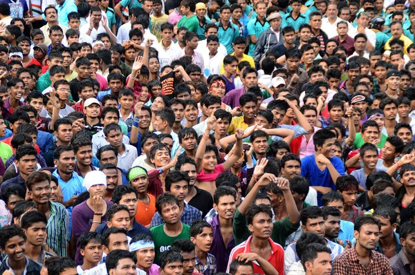 AMRAVATI, MAHARASHTRA, ÍNDIA - 24 DE AGOSTO: Multidão de jovens desfrutando de "Govinda" no festival Dahi Handi para celebrar o nascimento de Deus Krishna em Amravati, Maharashtra, Índia. 24 Agosto 2014 — Fotografia de Stock