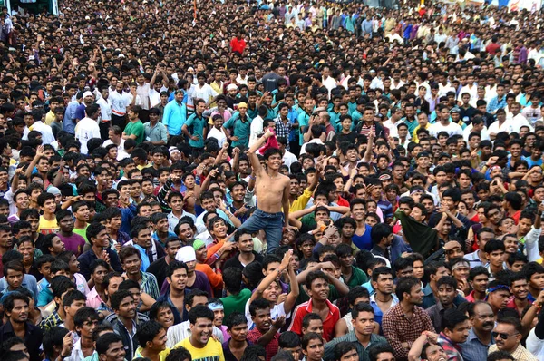 Amravati, Maharashtra, Hindistan - 24 Ağustos - Hindistan 'ın Maharashtra kentinde Tanrı Krishna' nın doğumunu kutlamak için Dahi Handi festivalinde 