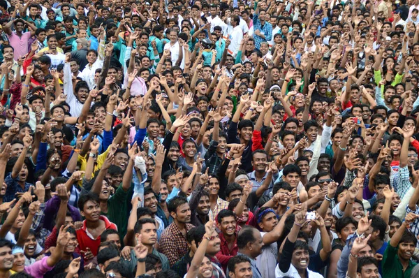 Амраваті, Махараштра, Індія - 24 серпня: Натовп молодих людей, які насолоджуються "Говіндою" на фестивалі Dahi Handi, щоб відсвяткувати Народження Бога Крішни в Амраваті, Махараштра, Індія. 24 серпня 2014 — стокове фото
