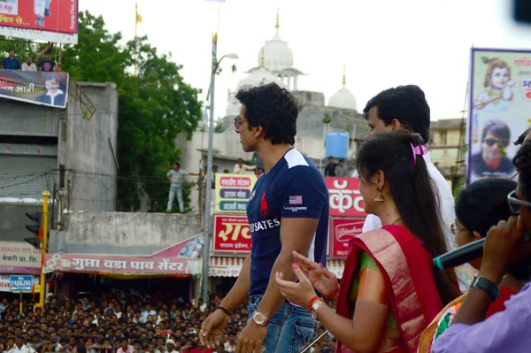 インド・マハラシュトラ州アムラヴァティ2014年8月24日:ボリウッド俳優ソヌ・スッド、ムラ・ラヴィ・ラナ、ナヴネット・カウル・ラナが2014年8月24日にインド・アムラヴァティで開催された「ゴヴィンダ」を楽しむ。 — ストック写真