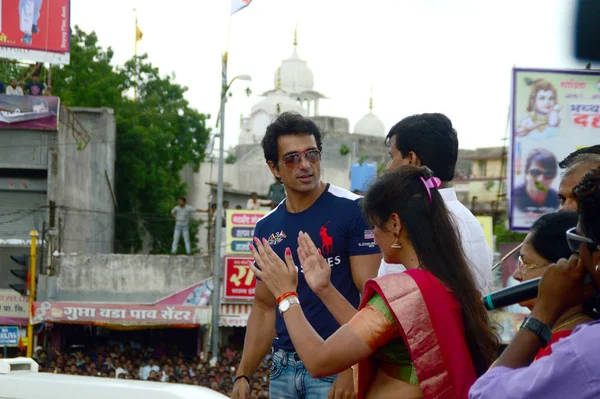 AMRAVATI, MAHARASHTRA, INDIA - 24 DE AGOSTO: El actor de Bollywood Sonu Sood, MLA Ravi Rana y Navneet Kaur Rana disfrutan de "Govinda" en el festival Dahi Handi en Amravati, India el 24 de agosto de 2014 —  Fotos de Stock