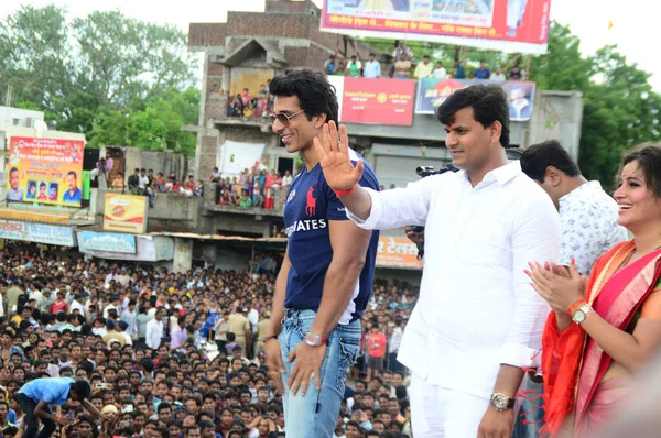 AMRAVATI, MAHARASHTRA, INDIA - 24 DE AGOSTO: El actor de Bollywood Sonu Sood, MLA Ravi Rana y Navneet Kaur Rana disfrutan de "Govinda" en el festival Dahi Handi en Amravati, India el 24 de agosto de 2014 —  Fotos de Stock