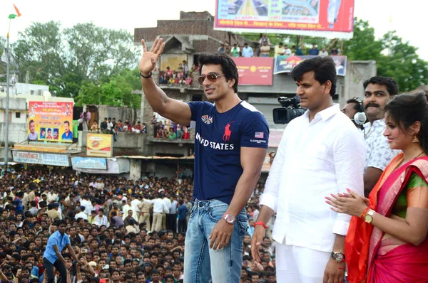 AMRAVATI, MAHARASHTRA, INDIA - 24 DE AGOSTO: El actor de Bollywood Sonu Sood, MLA Ravi Rana y Navneet Kaur Rana disfrutan de "Govinda" en el festival Dahi Handi en Amravati, India el 24 de agosto de 2014 —  Fotos de Stock