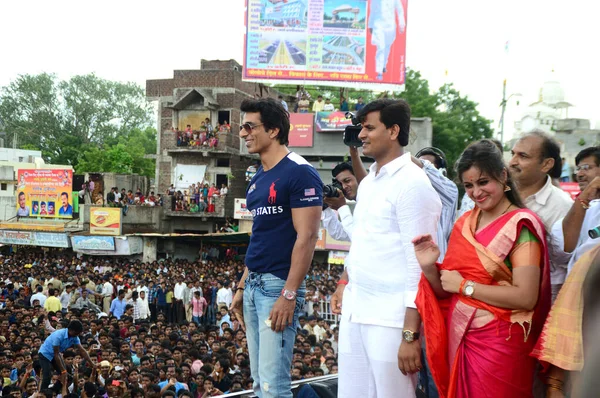 AMRAVATI, MAHARASHTRA, INDIA - 24 DE AGOSTO: El actor de Bollywood Sonu Sood, MLA Ravi Rana y Navneet Kaur Rana disfrutan de "Govinda" en el festival Dahi Handi en Amravati, India el 24 de agosto de 2014 —  Fotos de Stock