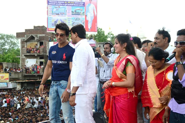 AMRAVATI, MAHARASHTRA, INDIA - 24 DE AGOSTO: El actor de Bollywood Sonu Sood, MLA Ravi Rana y Navneet Kaur Rana disfrutan de "Govinda" en el festival Dahi Handi en Amravati, India el 24 de agosto de 2014 —  Fotos de Stock