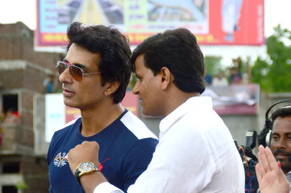 Amravati, Maharashtra, India - 24 augustus: Bollywood Acteur Sonu Sood, Mla Ravi Rana en Navneet Kaur Rana genieten van "Govinda" op Dahi Handi festival in Amravati, India op 24 augustus 2014 — Stockfoto