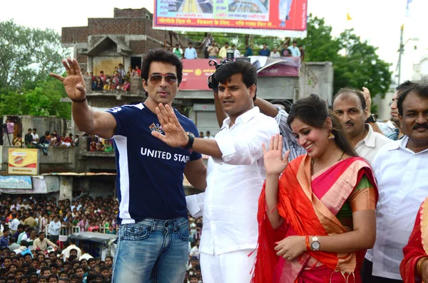 インド・マハラシュトラ州アムラヴァティ2014年8月24日:ボリウッド俳優ソヌ・スッド、ムラ・ラヴィ・ラナ、ナヴネット・カウル・ラナが2014年8月24日にインド・アムラヴァティで開催された「ゴヴィンダ」を楽しむ。 — ストック写真