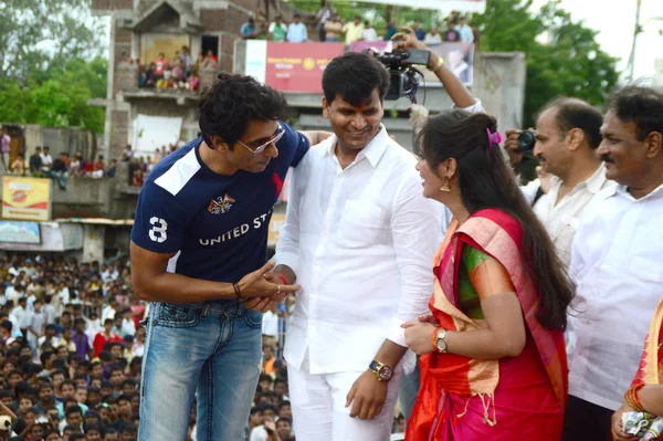 AMRAVATI, MAHARASHTRA, INDIA - 24 DE AGOSTO: El actor de Bollywood Sonu Sood, MLA Ravi Rana y Navneet Kaur Rana disfrutan de "Govinda" en el festival Dahi Handi en Amravati, India el 24 de agosto de 2014 —  Fotos de Stock