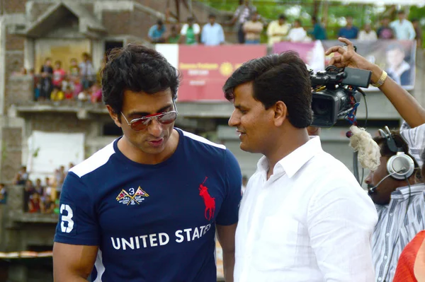 Amravati, Maharashtra, India - 24 augustus: Bollywood Acteur Sonu Sood, Mla Ravi Rana en Navneet Kaur Rana genieten van "Govinda" op Dahi Handi festival in Amravati, India op 24 augustus 2014 — Stockfoto