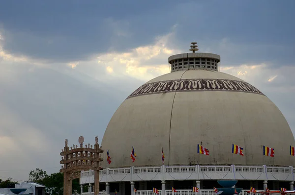 NAGPUR, INDIA - 14 DE MAYO DE 2014: Personas no identificadas visitan el monumento budista Deekshabhoomi. Es un importante lugar de peregrinación . — Foto de Stock