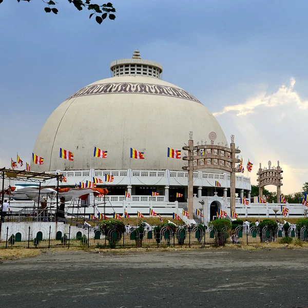 Nagpur, Indie - 14. května 2014: Neidentifikovaní lidé navštíví buddhistickou památku Deekshabhoomi. Je to důležité poutní místo.. — Stock fotografie