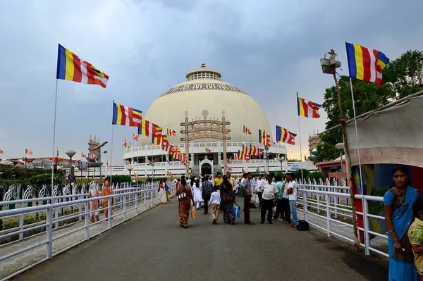 Nagpur, Hindistan - 14 Mayıs 2014: Tanımlanamayan kişiler Deekshabhoomi Budist anıtını ziyaret etti. Önemli bir hacı mekanıdır.. — Stok fotoğraf