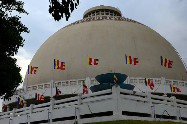 NAGPUR, INDIA - 14 DE MAYO DE 2014: Personas no identificadas visitan el monumento budista Deekshabhoomi. Es un importante lugar de peregrinación . — Foto de Stock