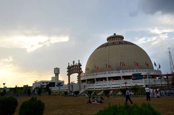 Nagpur, Hindistan - 14 Mayıs 2014: Tanımlanamayan kişiler Deekshabhoomi Budist anıtını ziyaret etti. Önemli bir hacı mekanıdır.. — Stok fotoğraf