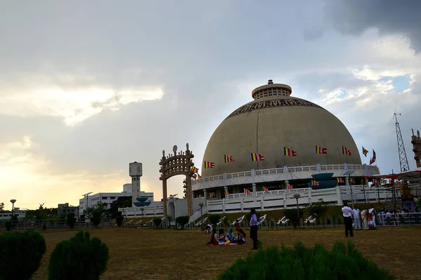 NAGPUR, INDIA - 14 DE MAYO DE 2014: Personas no identificadas visitan el monumento budista Deekshabhoomi. Es un importante lugar de peregrinación . — Foto de Stock