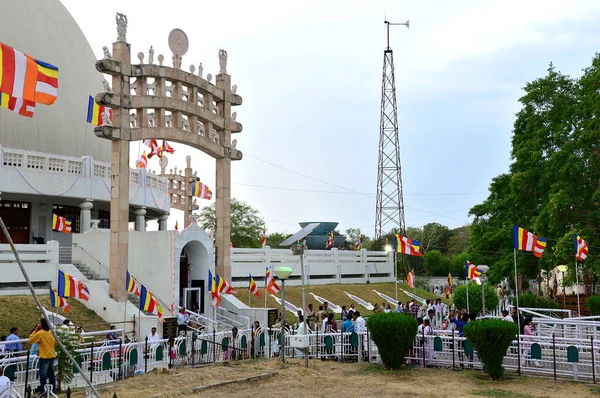 NAGPUR, INDIA - 14 DE MAYO DE 2014: Personas no identificadas visitan el monumento budista Deekshabhoomi. Es un importante lugar de peregrinación . — Foto de Stock