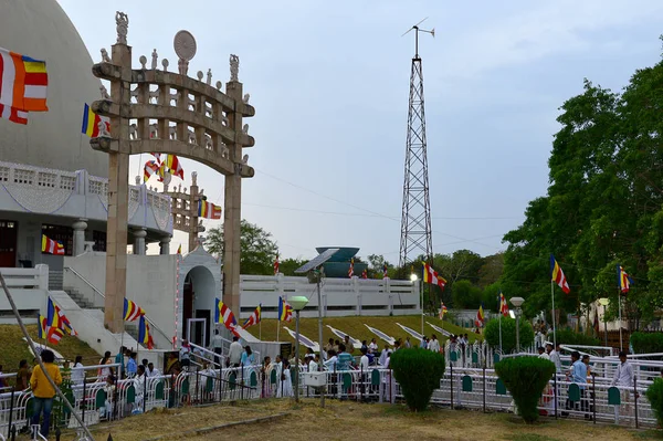 NAGPUR, INDIA - 14 DE MAYO DE 2014: Personas no identificadas visitan el monumento budista Deekshabhoomi. Es un importante lugar de peregrinación . — Foto de Stock