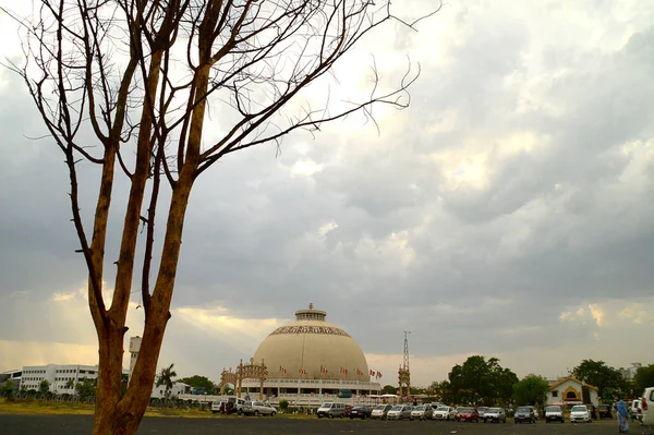 NAGPUR, INDIA - 14 DE MAYO DE 2014: Personas no identificadas visitan el monumento budista Deekshabhoomi. Es un importante lugar de peregrinación . — Foto de Stock