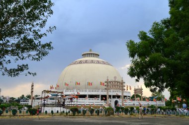 Nagpur, Hindistan - 14 Mayıs 2014: Tanımlanamayan kişiler Deekshabhoomi Budist anıtını ziyaret etti. Önemli bir hacı mekanıdır..