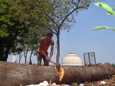 Nagpur, Hindistan - 14 Mayıs 2014: Tanımlanamayan kişiler Deekshabhoomi Budist anıtını ziyaret etti. Önemli bir hacı mekanıdır..