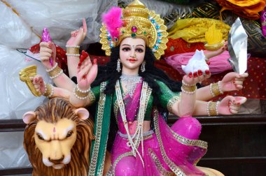 Nagpur, Bayan, Hindistan - 12 Ekim - Tanınmayan bir sanatçı 12 Ekim 2015 'te Hindistan' ın Maharashtra Nagpur kentinde Tanrıça Durga heykelleri yapıyor. Bu putlar Hindu Dasara & navratri festivali için yapılmıştır..