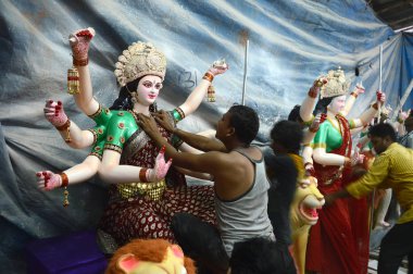 Nagpur, Bayan, Hindistan - 12 Ekim - Tanınmayan bir sanatçı 12 Ekim 2015 'te Hindistan' ın Maharashtra Nagpur kentinde Tanrıça Durga heykelleri yapıyor. Bu putlar Hindu Dasara & navratri festivali için yapılmıştır..