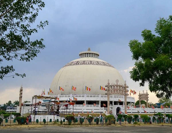 NAGPUR, INDIA - 14 DE MAYO DE 2014: Personas no identificadas visitan el monumento budista Deekshabhoomi. Es un importante lugar de peregrinación . — Foto de Stock