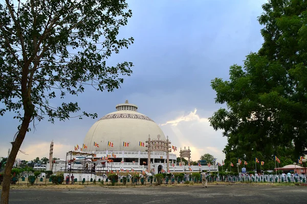 Nagpur, Indie - 14. května 2014: Neidentifikovaní lidé navštíví buddhistickou památku Deekshabhoomi. Je to důležité poutní místo.. — Stock fotografie