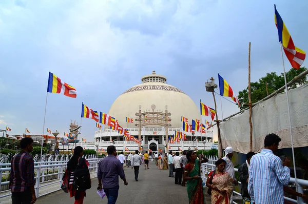 NAGPUR, INDIA - 14 DE MAYO DE 2014: Personas no identificadas visitan el monumento budista Deekshabhoomi. Es un importante lugar de peregrinación . — Foto de Stock