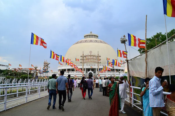 Nagpur, Hindistan - 14 Mayıs 2014: Tanımlanamayan kişiler Deekshabhoomi Budist anıtını ziyaret etti. Önemli bir hacı mekanıdır.. — Stok fotoğraf